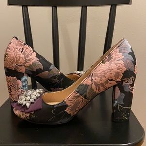 👠KELLY & KATIE👠 Camerlona Floral Pumps